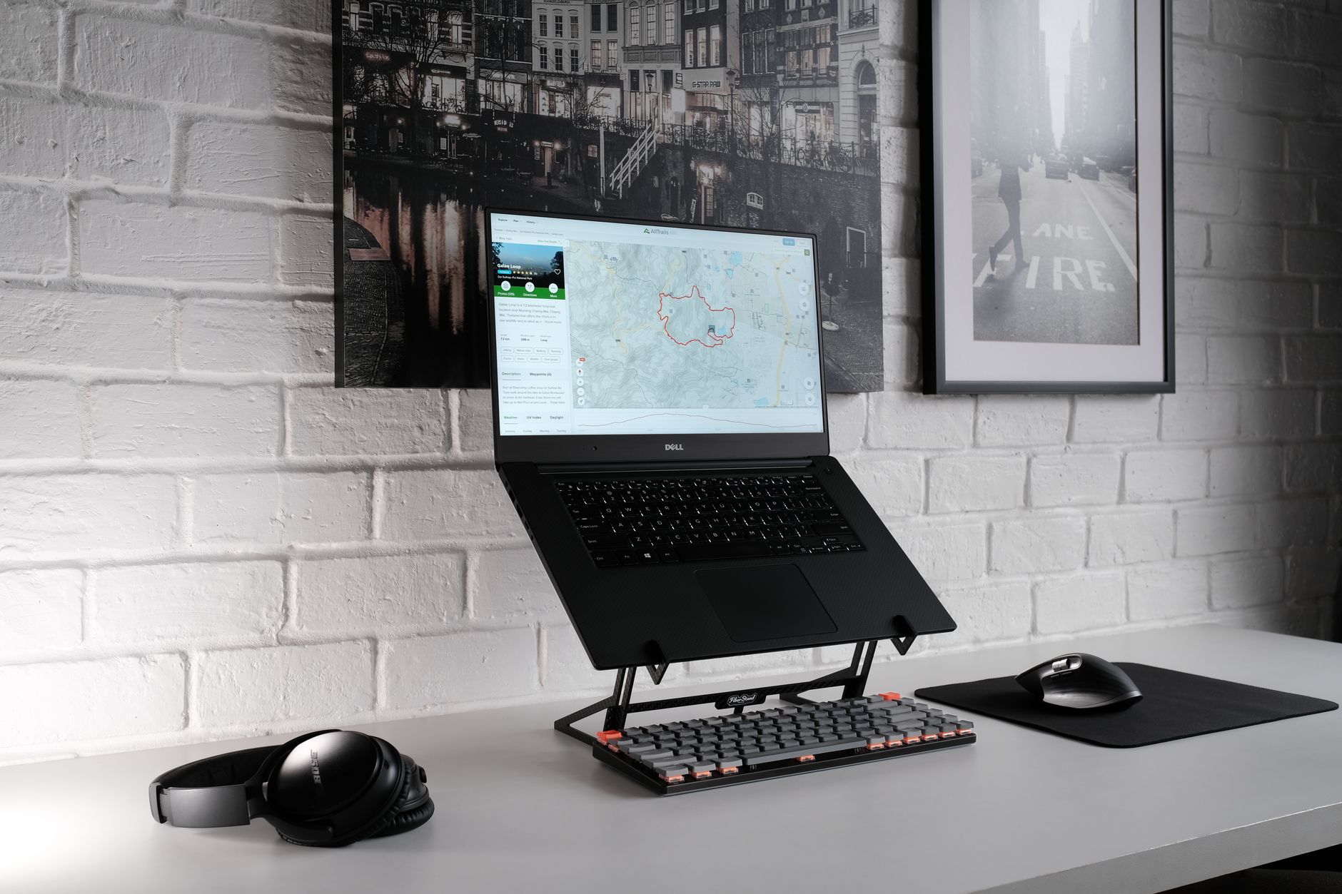 Podstawki pod laptopa i stojaki na monitor: małe zmiany, wielka ulga dla kręgosłupa Nowoczesne biurko z laptopem, słuchawkami i klawiaturą