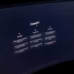 Kto jest autorem treści z AI? Prawa autorskie, współautorstwo i szara strefa kreatywności Zbliżenie ekranu komputera z interfejsem ChatGPT w ciemnym otoczeniu