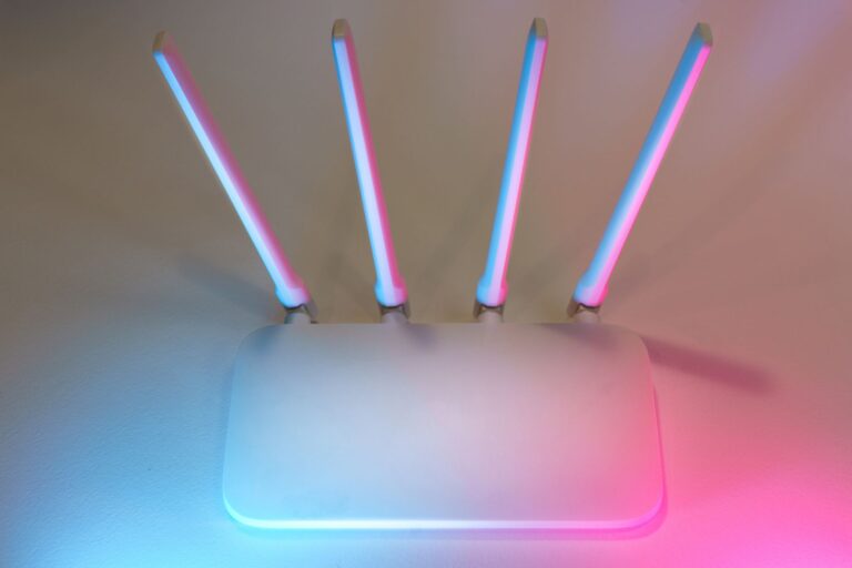 Biały router Wi-Fi z