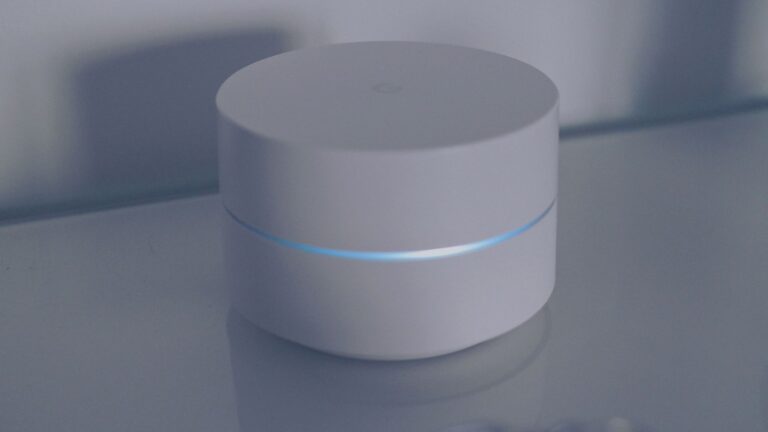 Biały router z nie