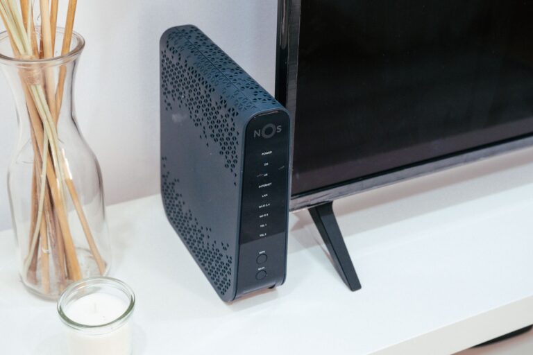 Domowy router obok telewizora i