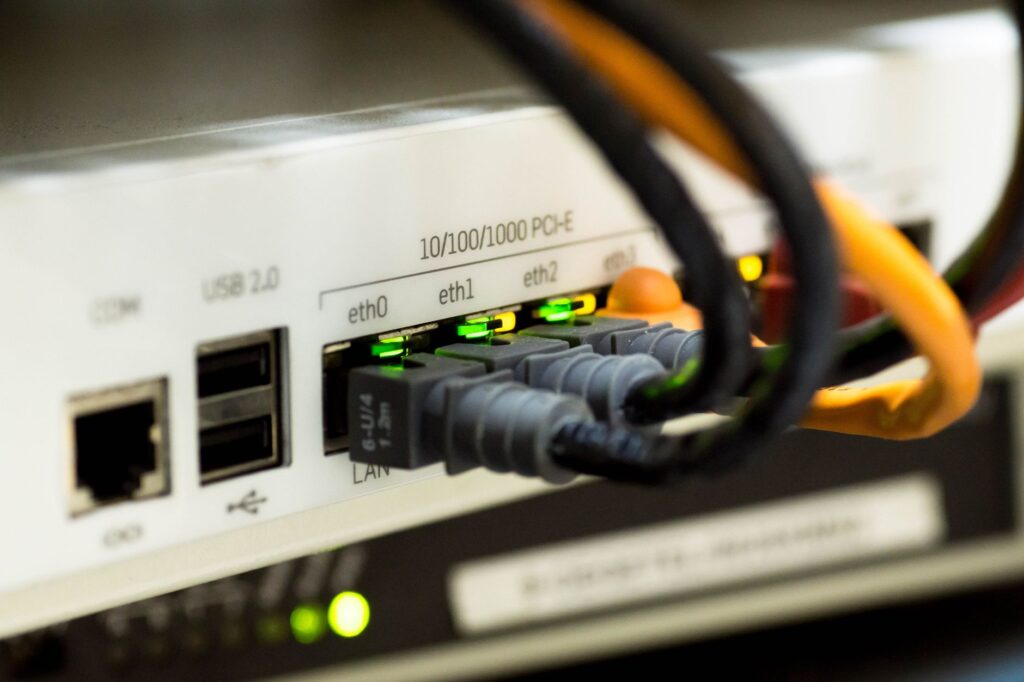 Router z kontrolą rodzicielską i blokowaniem trackerów: cyberochrona całej rodziny na poziomie sieci